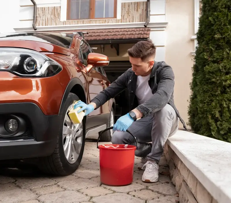 Lavage auto à domicile Vacqueyras : professionnel intervenant sur un véhicule